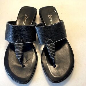 BERNARDO Black Thong Kitten Heels Sandals. Size 9. D5/A